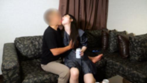 FC2PPV 4265376 [Mono] [Orinar] Mujer de 20 años que se aprovecha de una mujer de mediana edad. La hacen tragar saliva y está extremadamente excitada como un hombre de mediana edad. Un coño joven con un pistón controlado empuja ¡En una polla erecta que eyacula y chorrea!