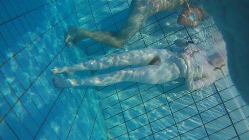 Voyeur submarino en sauna piscina 7