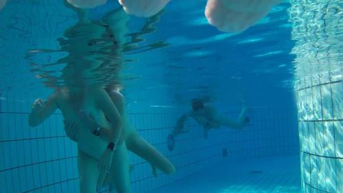 Voyeur sous-marin dans la piscine du sauna 6